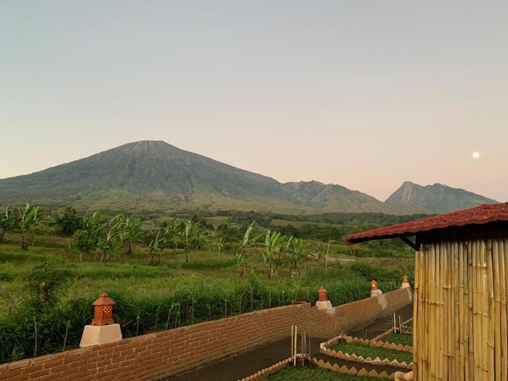 Отель The Gate Rinjani Sajang Экстерьер фото